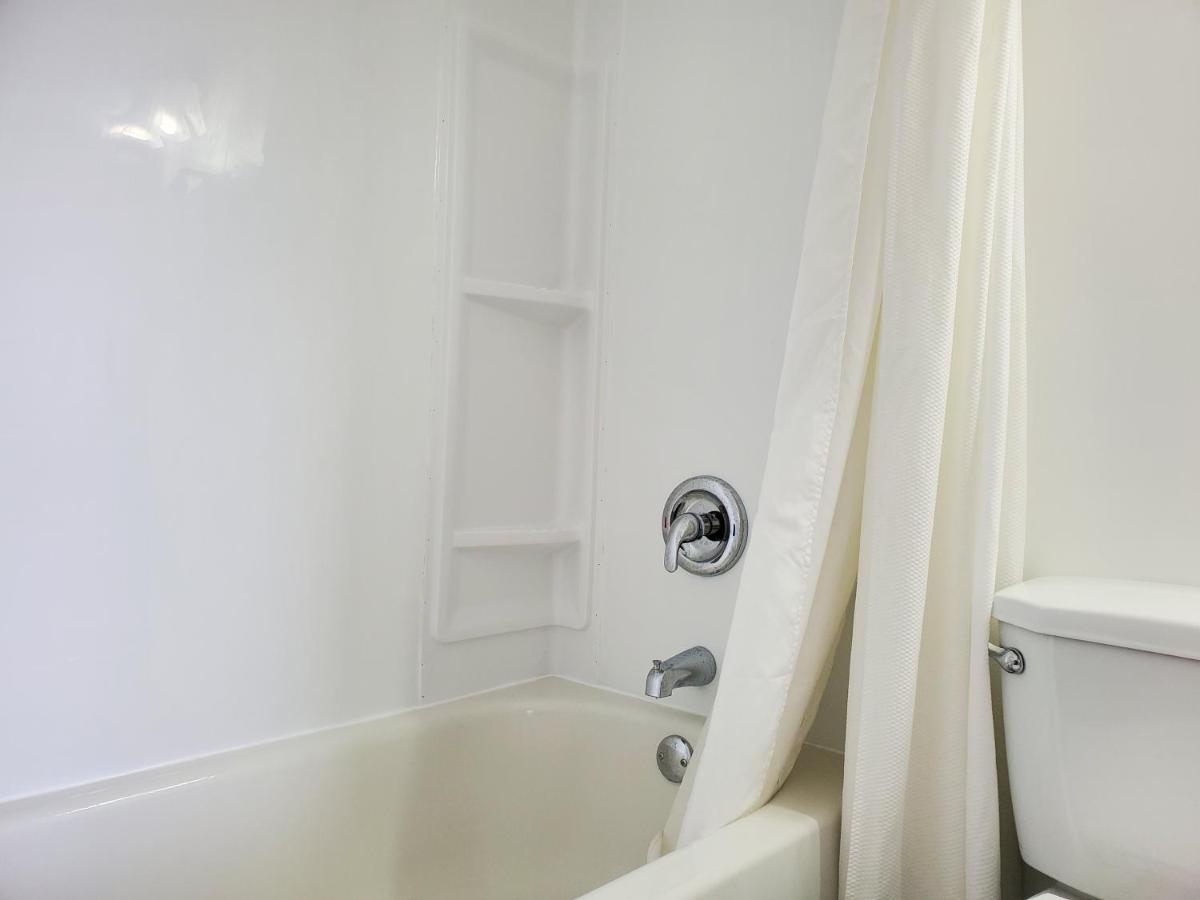 Wiarton Willys Inn Екстериор снимка