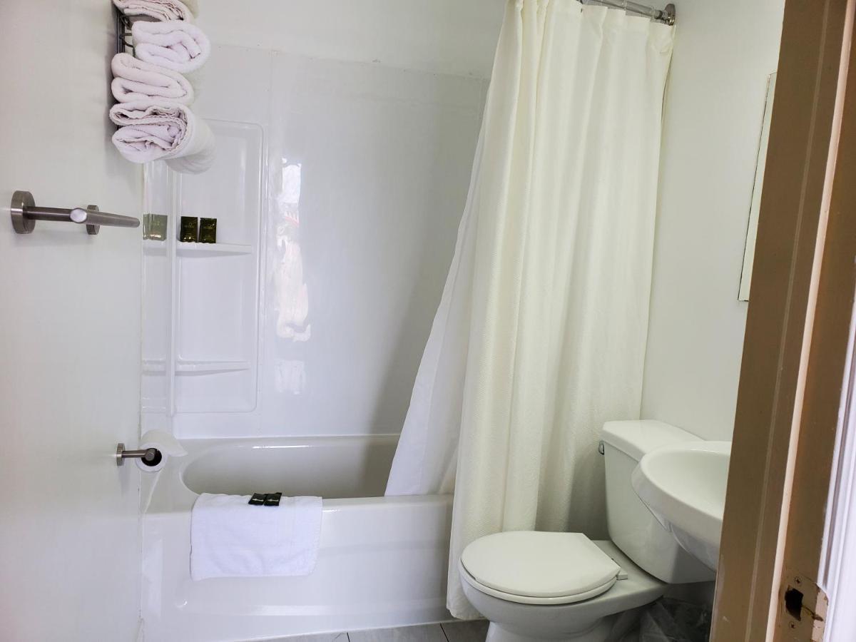 Wiarton Willys Inn Екстериор снимка