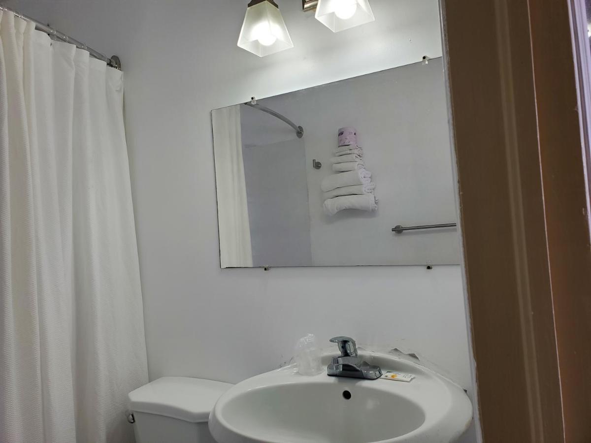 Wiarton Willys Inn Екстериор снимка