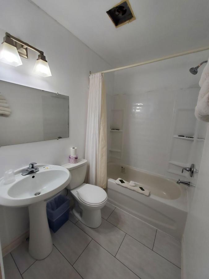 Wiarton Willys Inn Екстериор снимка