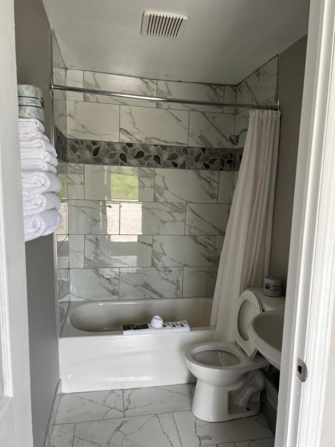 Wiarton Willys Inn Екстериор снимка