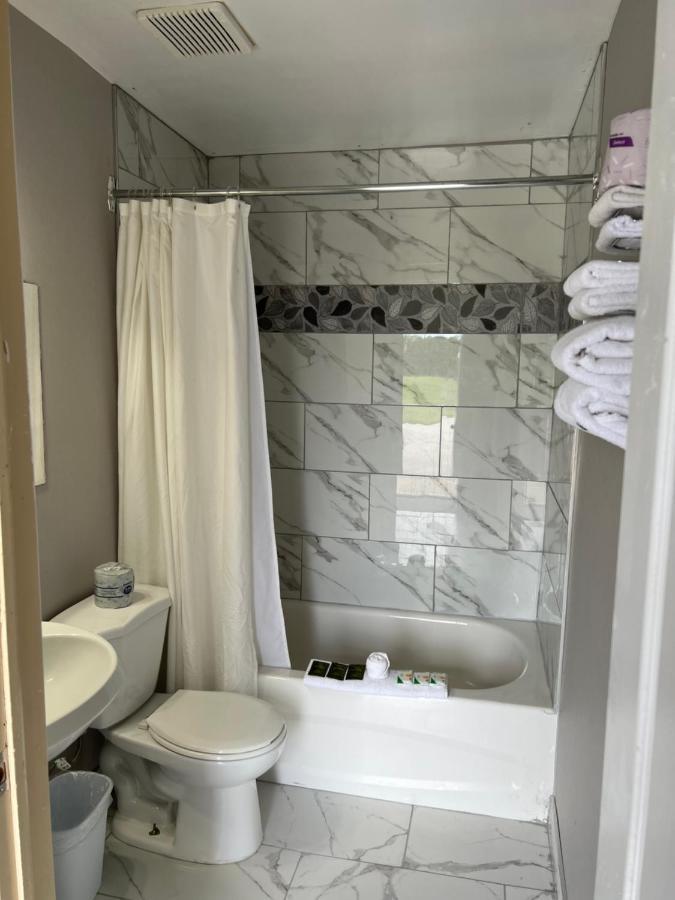 Wiarton Willys Inn Екстериор снимка